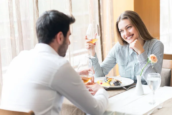 Essen Weihnachten Urlaub Und Menschen Konzept Lächelndes Paar Isst Hauptgang — Stockfoto