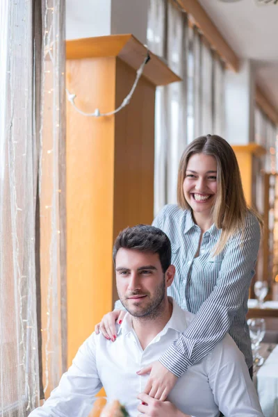 Comida Natal Feriados Conceito Pessoas Casal Sorrindo Comer Prato Principal — Fotografia de Stock