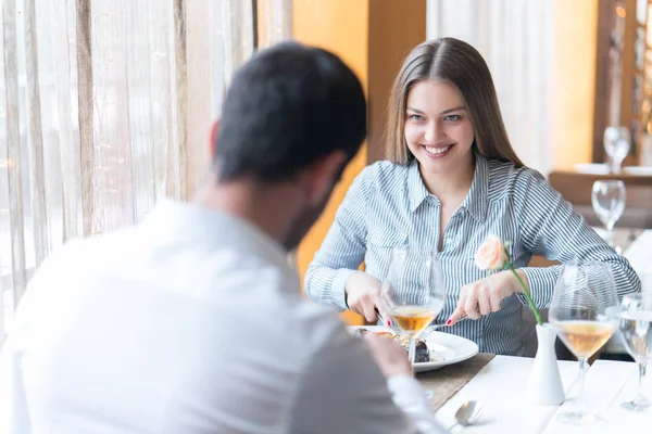 Gıda, Noel, tatil ve insanlar kavramı - Restoran çift yeme ana sahasında gülümseyen