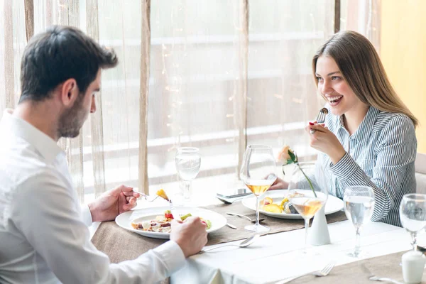 Comida, Navidad, vacaciones y el concepto de la gente - sonriente pareja ea — Foto de Stock