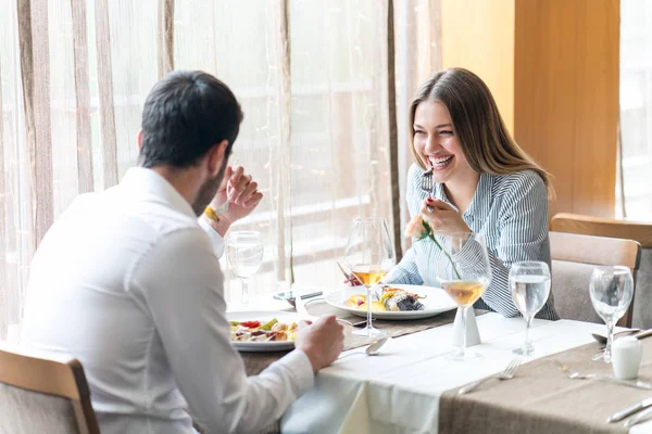 Cibo, Natale, vacanze e concetto di persone - coppia sorridente ea — Foto Stock