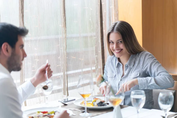 Cibo Natale Vacanze Persone Concetto Coppia Sorridente Mangiare Portata Principale — Foto Stock