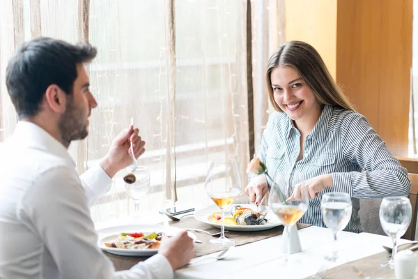 Cibo, Natale, vacanze e concetto di persone - coppia sorridente ea — Foto Stock