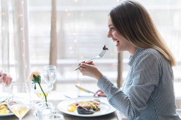 Bella donna al reastaurant — Foto Stock