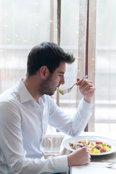 Giovane che mangia un cibo sano al ristorante — Foto Stock