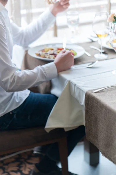 Mani di uomo con sano pasto vegetariano sul tavolo del ristorante . — Foto Stock