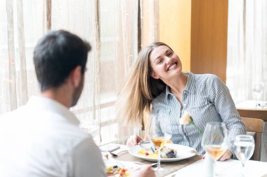 Gıda, Noel, tatil ve insanlar kavramı - çift ea gülümseyen