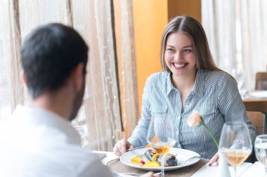 Gıda, Noel, tatil ve insanlar kavramı - Restoran çift yeme ana sahasında gülümseyen