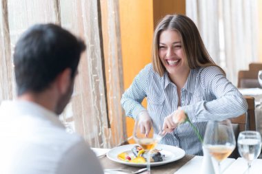 Gıda, Noel, tatil ve insanlar kavramı - Restoran çift yeme ana sahasında gülümseyen