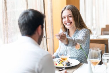 Gıda, Noel, tatil ve insanlar kavramı - çift ea gülümseyen
