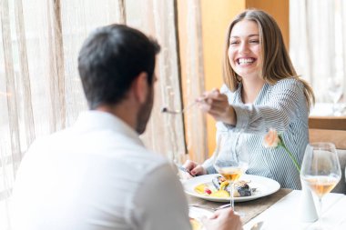Gıda, Noel, tatil ve insanlar kavramı - çift ea gülümseyen