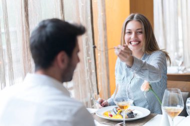Gıda, Noel, tatil ve insanlar kavramı - Restoran çift yeme ana sahasında gülümseyen