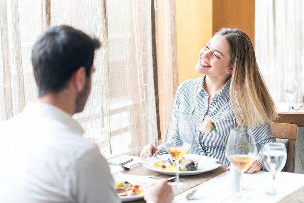 еда, праздники и люди - улыбающаяся пара
