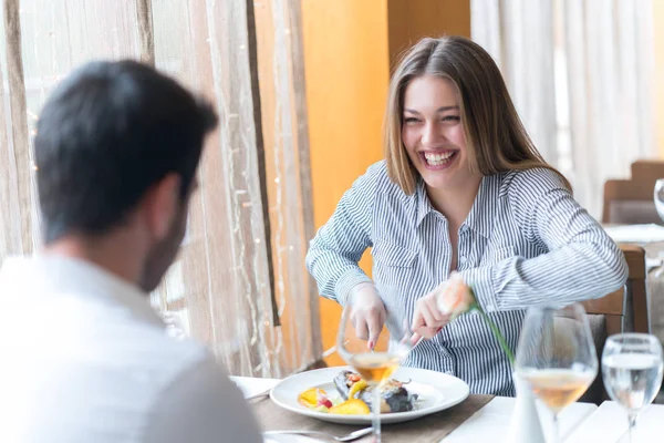 Cibo Natale Vacanze Persone Concetto Coppia Sorridente Mangiare Portata Principale — Foto Stock