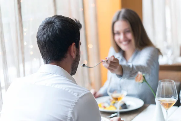 Cibo Natale Vacanze Persone Concetto Coppia Sorridente Mangiare Portata Principale — Foto Stock