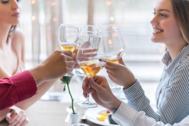 İki şenlikte restoranda toasting çiftler