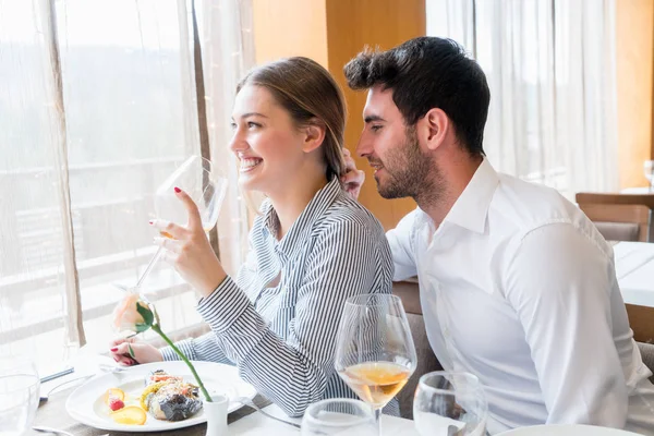 Paar beim Mittagessen im rustikalen Gourmet-Restaurant — Stockfoto