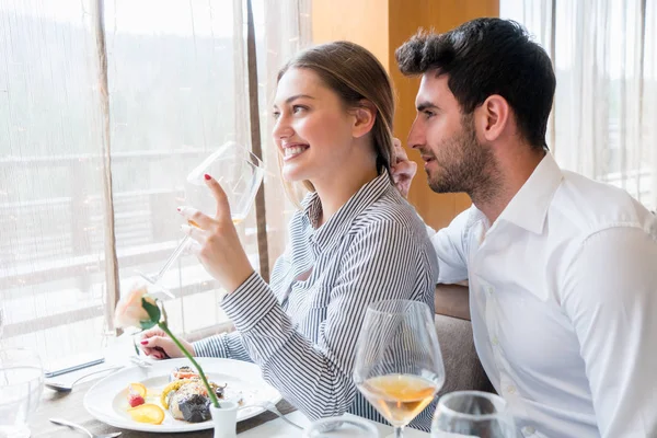 Paar beim Mittagessen im rustikalen Gourmet-Restaurant — Stockfoto