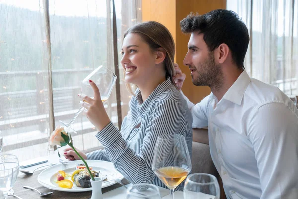 Paar beim Mittagessen im rustikalen Gourmet-Restaurant — Stockfoto