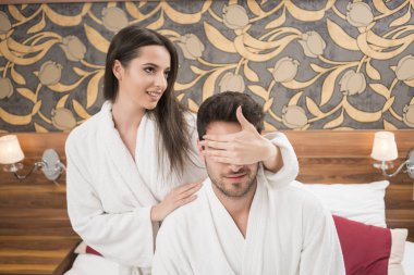 Spa sonra yatakta zevk güzel mutlu genç bir çift. Ben çift