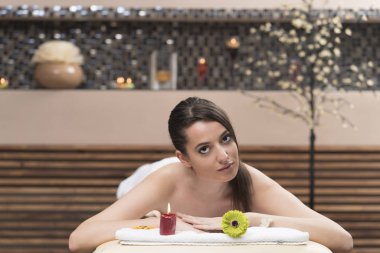 Güzellik Spa Masaj rahatlatıcı güzel genç kadın