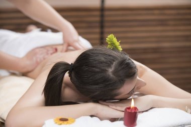Güzellik Spa Masaj rahatlatıcı güzel genç kadın