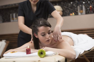 Spa kadını. Kadın kozmetik merkezindeki sırt masajından zevk alıyor. Vücut bakımı, cilt bakımı, sağlık, refah, güzellik tedavi konsepti.