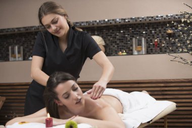 Spa kadını. Kadın kozmetik merkezindeki sırt masajından zevk alıyor. Vücut bakımı, cilt bakımı, sağlık, refah, güzellik tedavi konsepti.