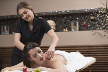 Spa kadını. Kadın kozmetik merkezindeki sırt masajından zevk alıyor. Vücut bakımı, cilt bakımı, sağlık, refah, güzellik tedavi konsepti.