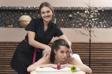 Spa kadını. Kadın kozmetik merkezindeki sırt masajından zevk alıyor. Vücut bakımı, cilt bakımı, sağlık, refah, güzellik tedavi konsepti.