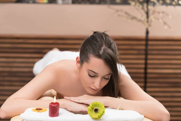 Красивая молодая женщина расслабляющий массаж в салоне красоты — стоковое фото