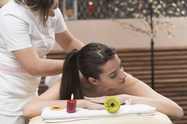 Belle Jeune Femme Massage Relaxant Spa Beauté — Photo