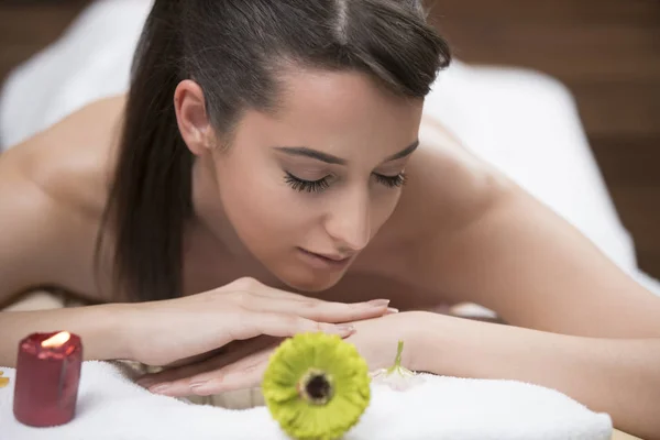 Belle Jeune Femme Massage Relaxant Spa Beauté — Photo