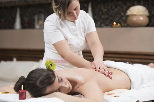 Belle Jeune Femme Massage Relaxant Spa Beauté — Photo