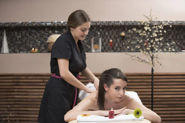 Mujer Spa Mujer Disfrutando Relajante Masaje Espalda Centro Spa Cosmetología — Foto de Stock