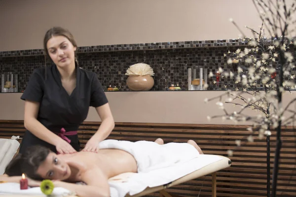 Lázeňka Žena Užívá Relaxační Masáž Zad Kosmetologickém Lázeňském Centru Péče — Stock fotografie