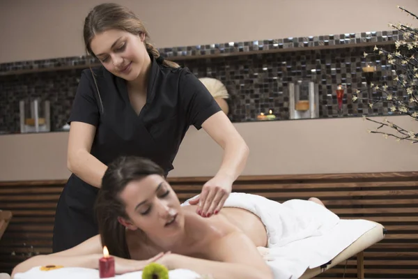 Kobieta Spa Kobieta Korzystająca Relaksujący Masaż Pleców Centrum Spa Kosmetologii — Zdjęcie stockowe