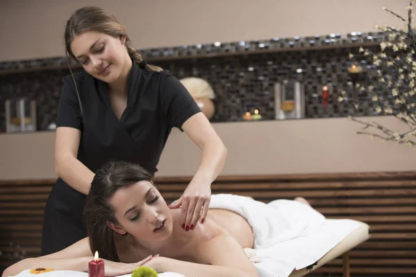 Mujer Spa Mujer Disfrutando Relajante Masaje Espalda Centro Spa Cosmetología — Foto de Stock