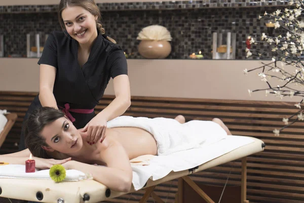 Spa Vrouw Vrouw Genieten Van Ontspannen Rugmassage Kosmetologie Spa Centrum — Stockfoto