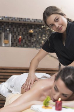 Spa kadını. Kadın kozmetik merkezindeki sırt masajından zevk alıyor. Vücut bakımı, cilt bakımı, sağlık, refah, güzellik tedavi konsepti.