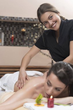 Spa kadını. Kadın kozmetik merkezindeki sırt masajından zevk alıyor. Vücut bakımı, cilt bakımı, sağlık, refah, güzellik tedavi konsepti.