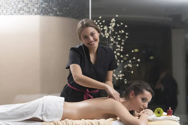 Spa Kadını Kadın Kozmetik Merkezindeki Sırt Masajından Zevk Alıyor Vücut — Stok fotoğraf