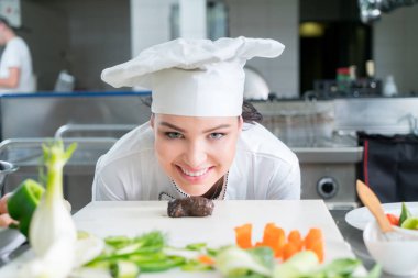 Şef yemek, kesme ve sonraki tabağı hazırlama