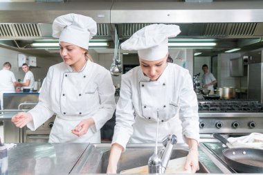 Şef yemek, kesme ve sonraki tabağı hazırlama