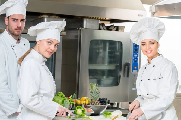 Chef Cocina Cortar Preparar Siguiente Plato — Foto de Stock