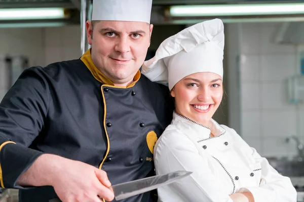 Chef Kok Koken Snijden Het Voorbereiden Van Volgende Plaat — Stockfoto