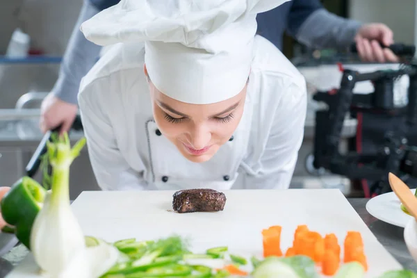 Chef Cucinare Tagliare Preparare Piatto Successivo — Foto Stock