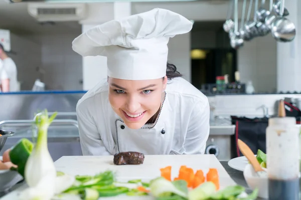 Chef Cocina Cortar Preparar Siguiente Plato — Foto de Stock