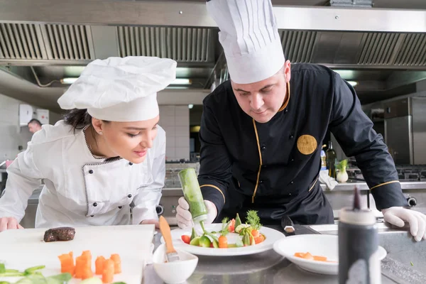 Chef Cucinare Tagliare Preparare Piatto Successivo — Foto Stock