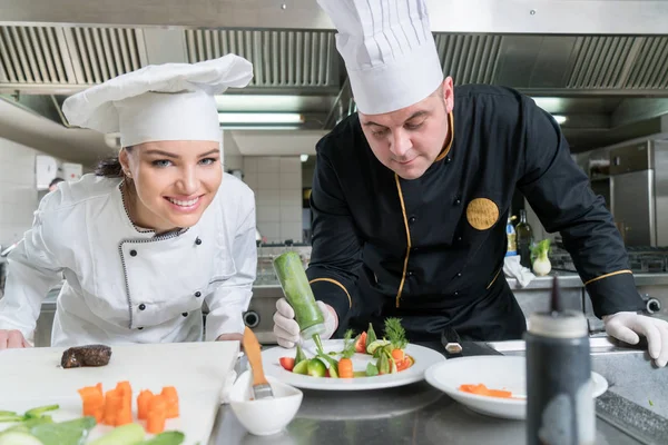 Chef Cocina Cortar Preparar Siguiente Plato — Foto de Stock